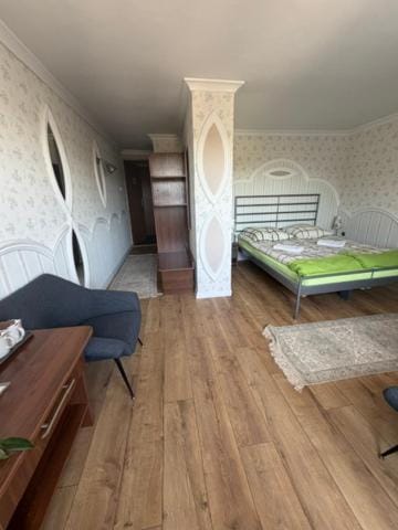 Bed, Photo of the whole room, Seating area, Bedroom