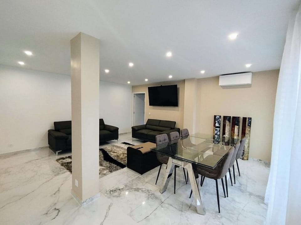 Communal lounge/ TV room, Living room, Dining area