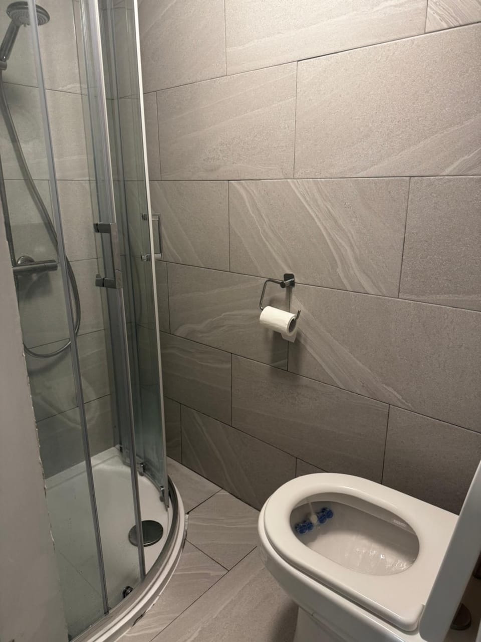 Shower, Toilet