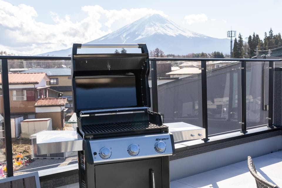 BBQ facilities, Balcony/Terrace, Dining area, Mountain view
