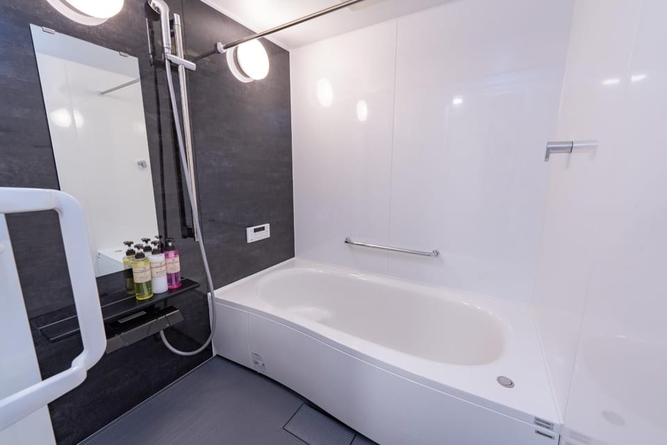 Shower, Hot Tub, Bathroom, Bath