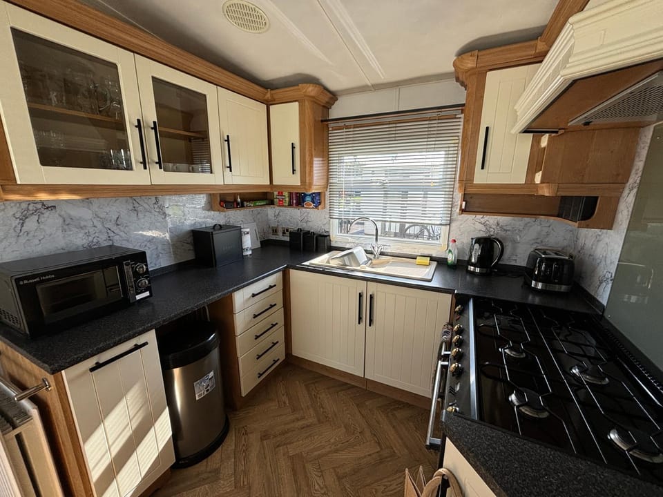 Millfield - G17, bath, central heating, bed linen - Meadow Lakes Caravan & Lodge Hire Apartment in Ingoldmells
