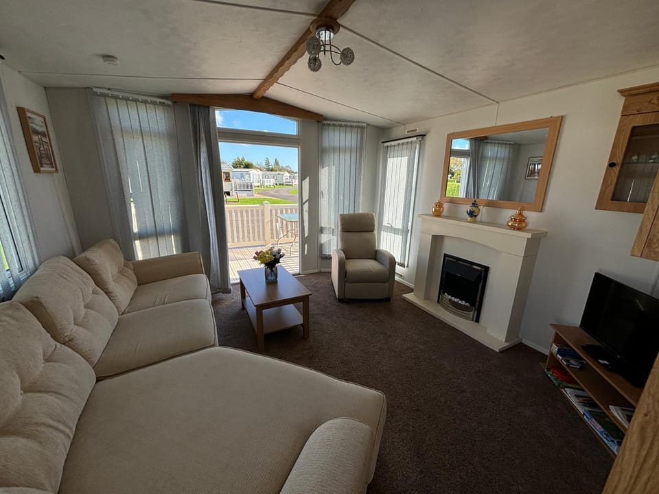 Millfield - G17, bath, central heating, bed linen - Meadow Lakes Caravan & Lodge Hire Apartment in Ingoldmells