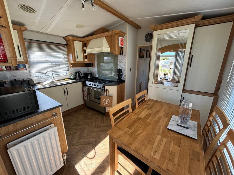 Millfield - G17, bath, central heating, bed linen - Meadow Lakes Caravan & Lodge Hire Apartment in Ingoldmells