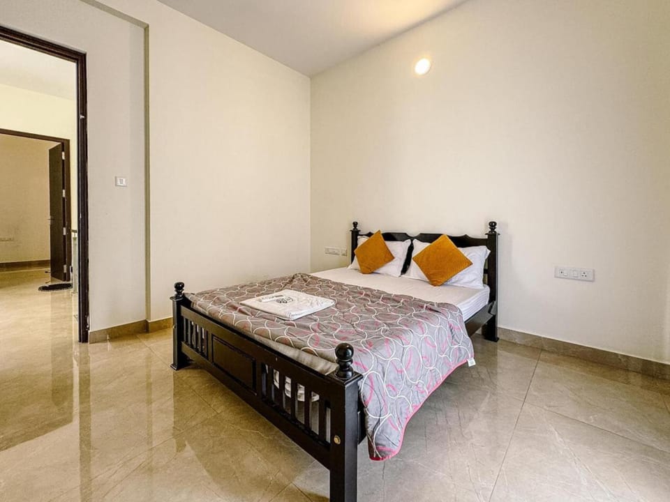Photo of the whole room, Bedroom, towels