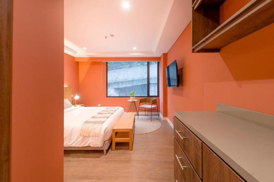 Bed, TV and multimedia, Photo of the whole room, Bedroom
