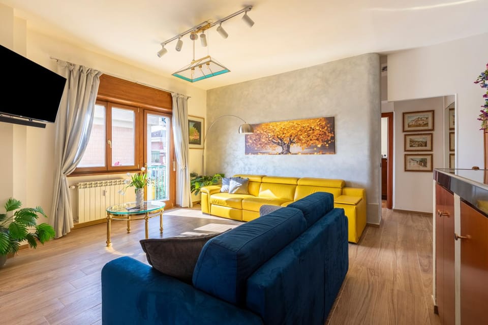 TV and multimedia, Living room, Seating area, Evening entertainment