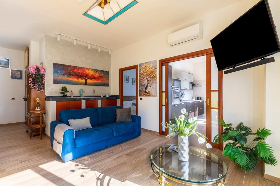 TV and multimedia, Living room, Seating area, Evening entertainment, air conditioner