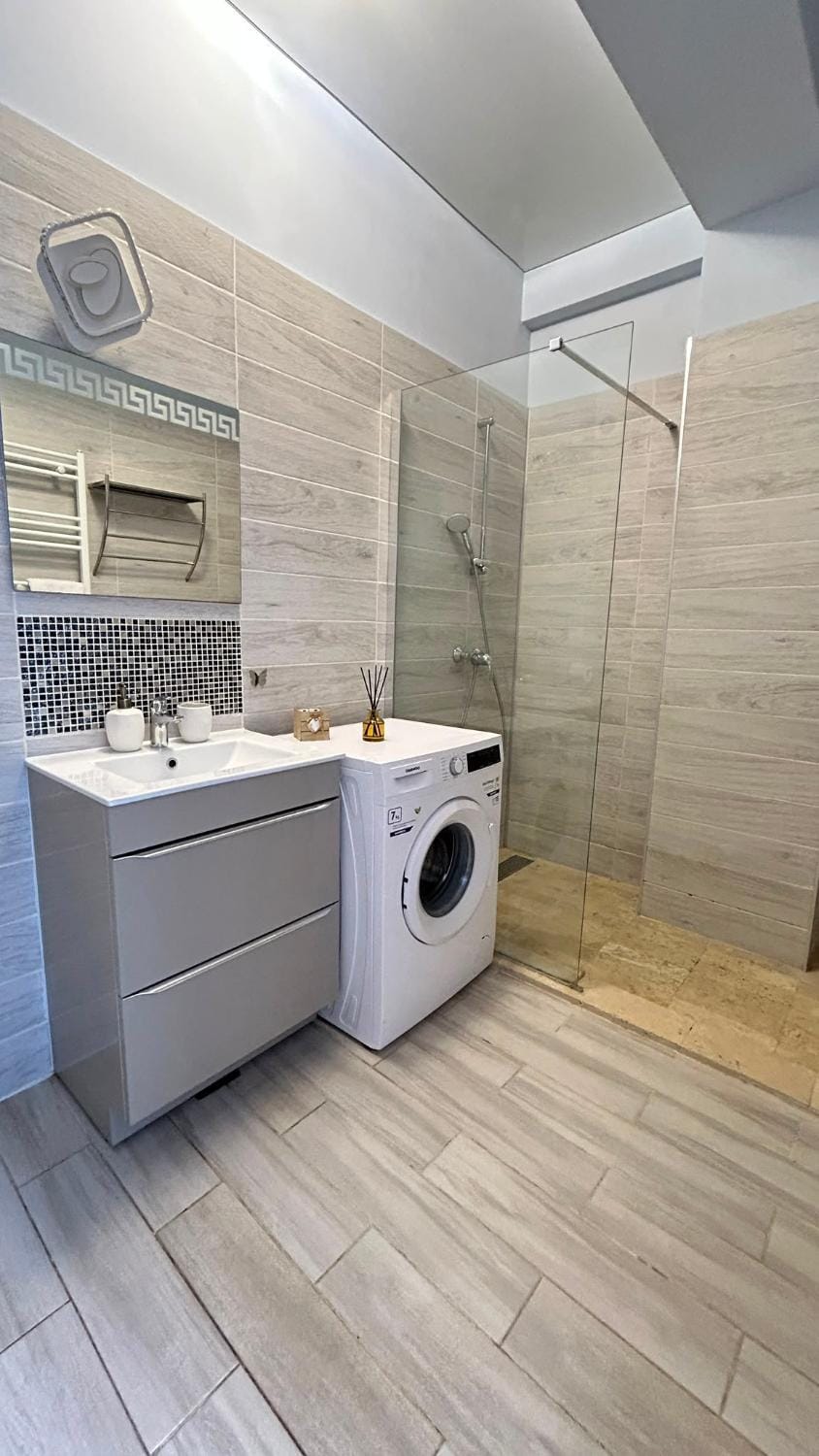 Shower, Bathroom, towels, washing machine