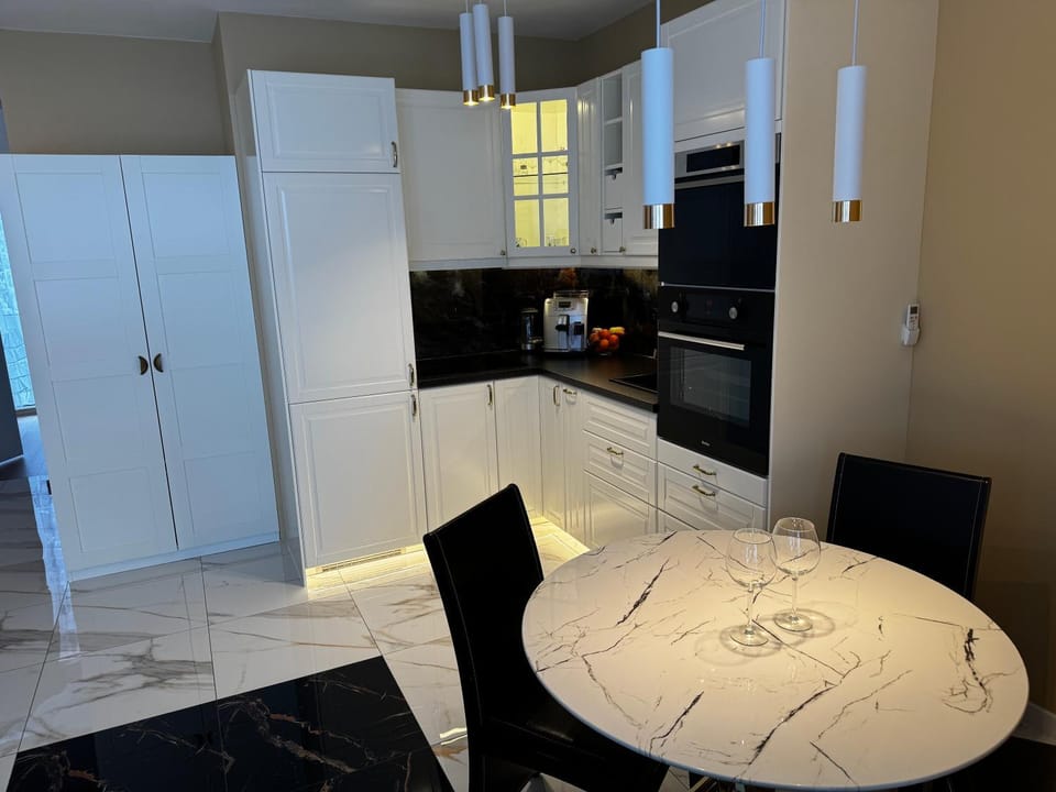 Kitchen or kitchenette, Dining area, oven