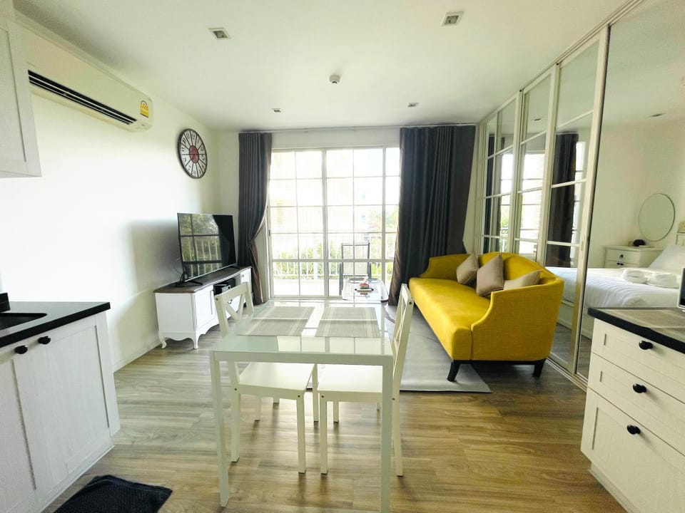 SummerHuahin301,Pool View,Near Beach and Cicada Apartment in Nong Kae