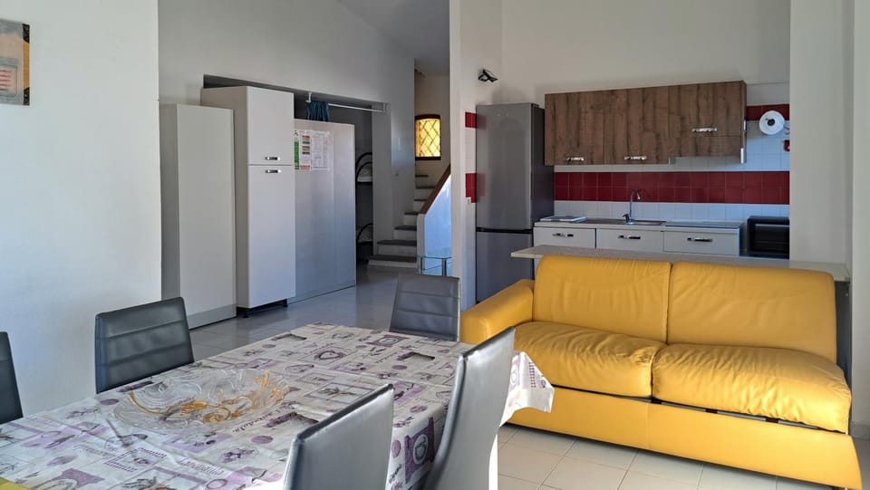 Kitchen or kitchenette, Dining area, stove