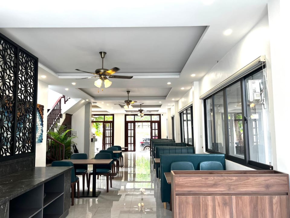 Restaurant/places to eat, Living room