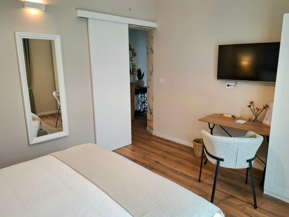 Bed, TV and multimedia, Photo of the whole room, Bedroom, wardrobe