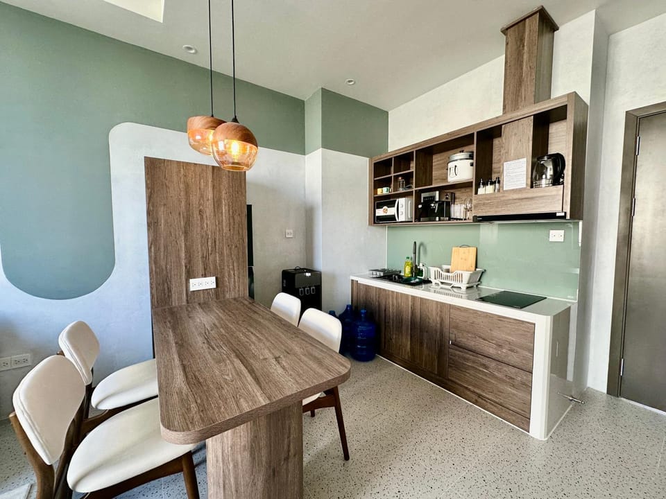Kitchen or kitchenette, Dining area, stove