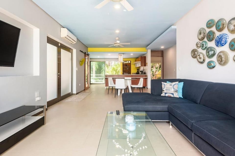 Communal lounge/ TV room, TV and multimedia, Living room, Seating area, Evening entertainment