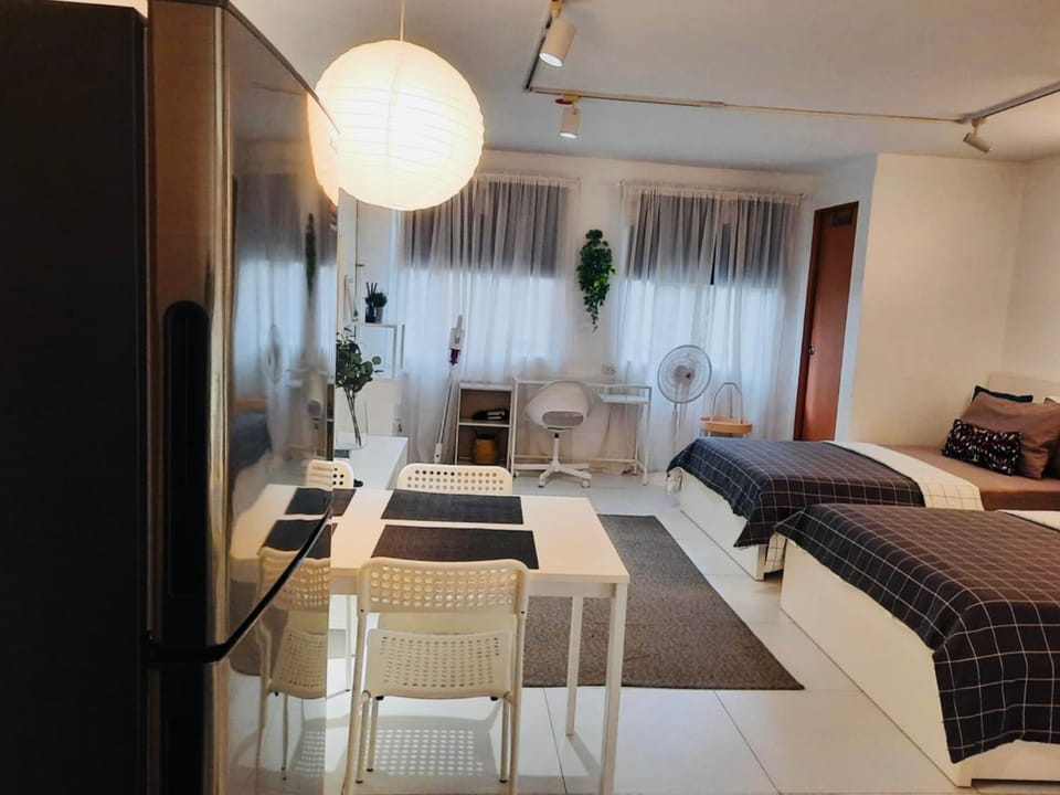 HelloQC Fairview - Comfy home near S&R & Kingdom Hall Apartment in Quezon City