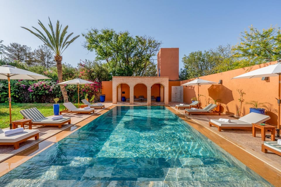 Swimming pool, sunbed