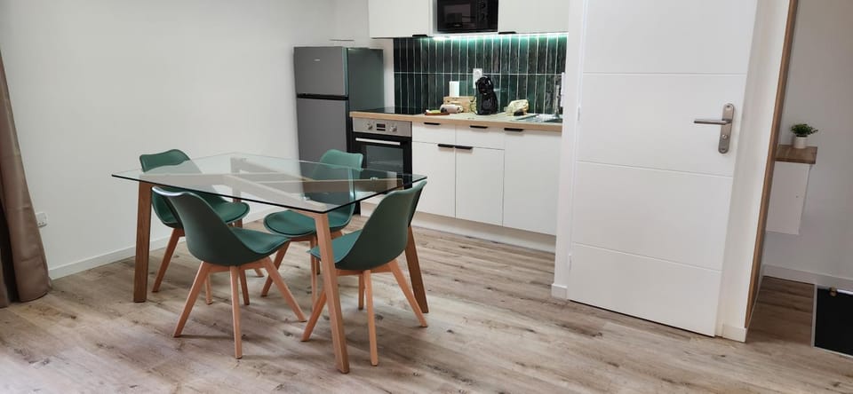 Kitchen or kitchenette, Dining area