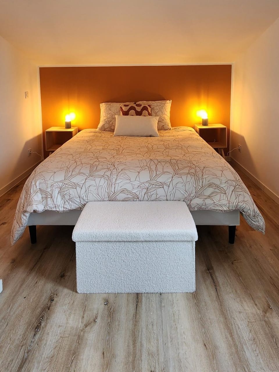 Bed, Photo of the whole room, Bedroom