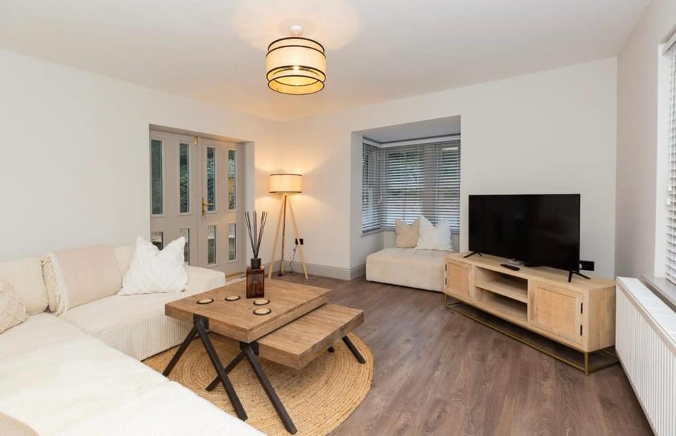 Luxury two bed inc hot-tub and Free Parking House in Harrogate