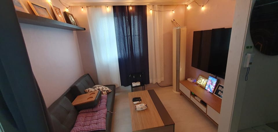 Communal lounge/ TV room, Bed, TV and multimedia, Living room, Seating area, Evening entertainment, Evening entertainment