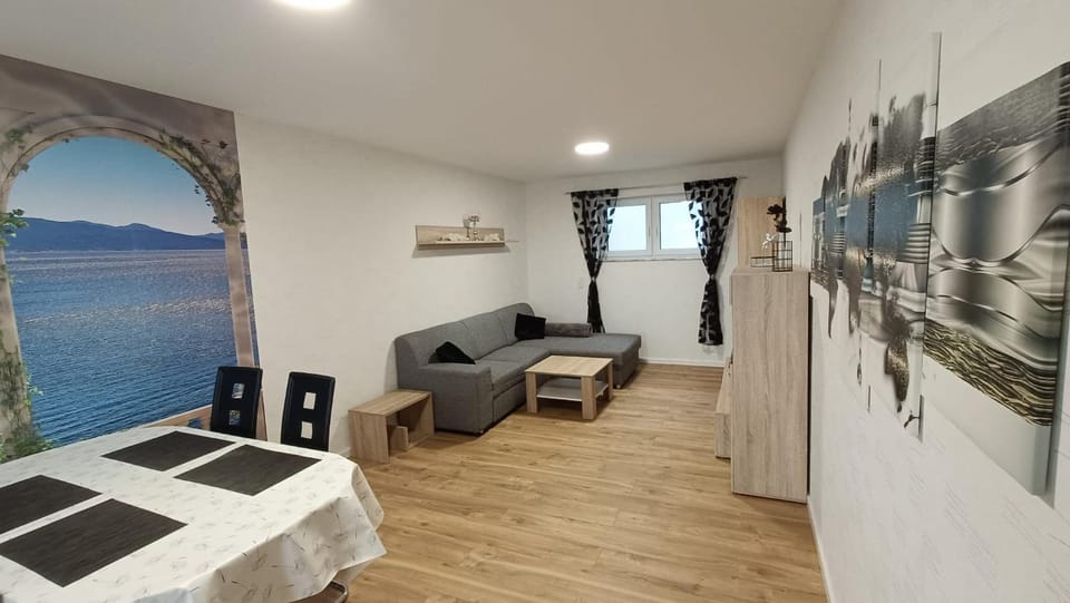 Photo of the whole room, Seating area