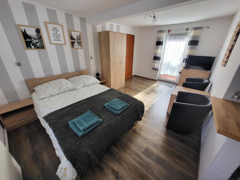 Bed, TV and multimedia, Living room, Photo of the whole room, Seating area, Bedroom, towels, wardrobe