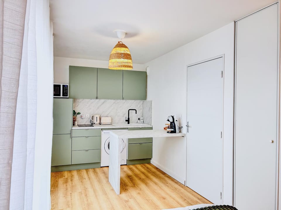 Coffee/tea facilities, Kitchen or kitchenette, oven, stove