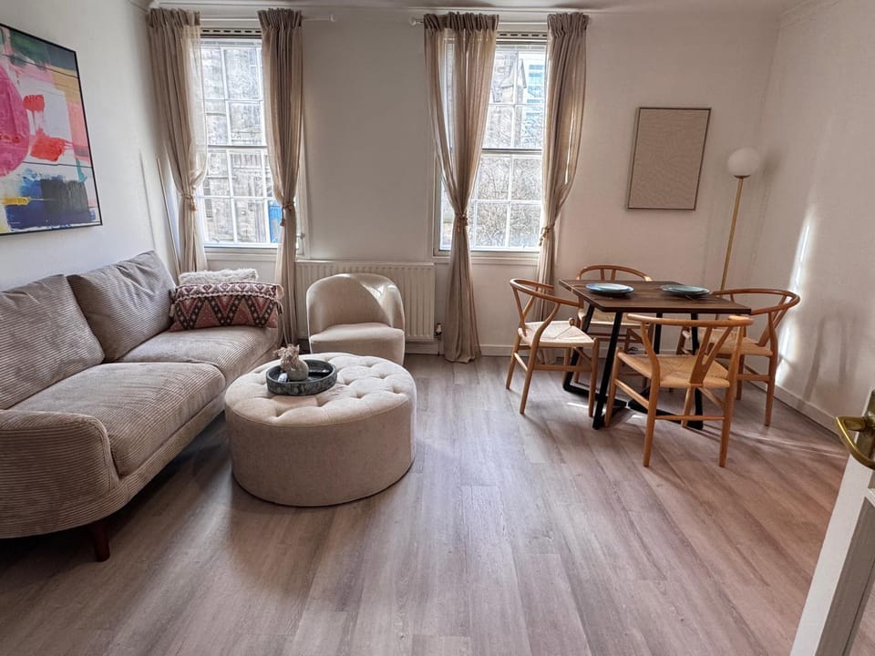 Restaurant/places to eat, Living room