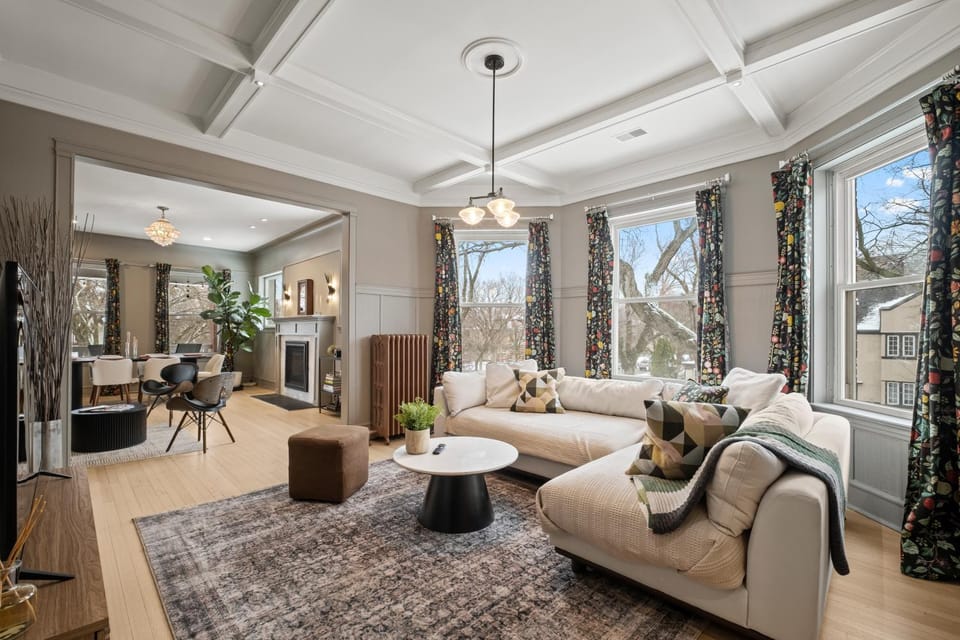 Elegant and Chic 2Bed 2Bath steps from the lake! Apartment in Rogers Park