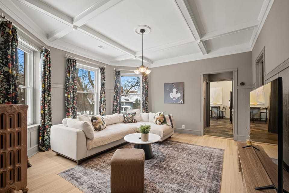 Elegant and Chic 2Bed 2Bath steps from the lake! Apartment in Rogers Park