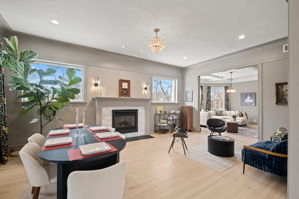 Living room, Seating area, Dining area, fireplace