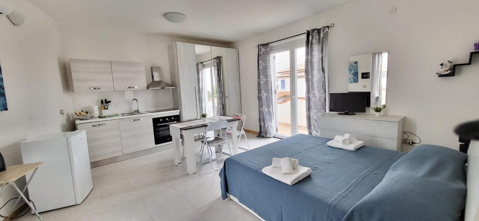 Bed, TV and multimedia, Kitchen or kitchenette, Photo of the whole room, Dining area, stove, towels