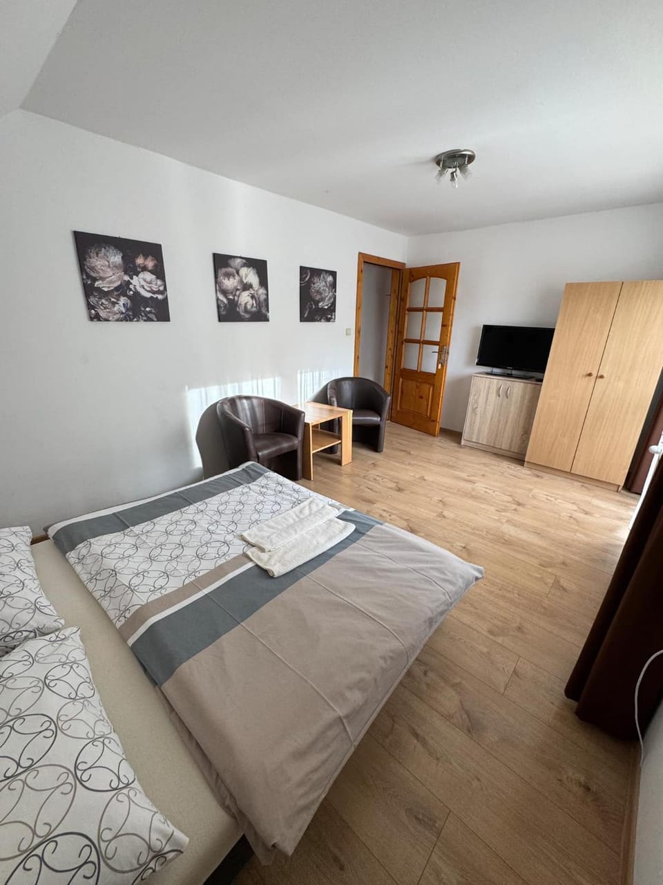 TV and multimedia, Seating area, Bedroom, wardrobe