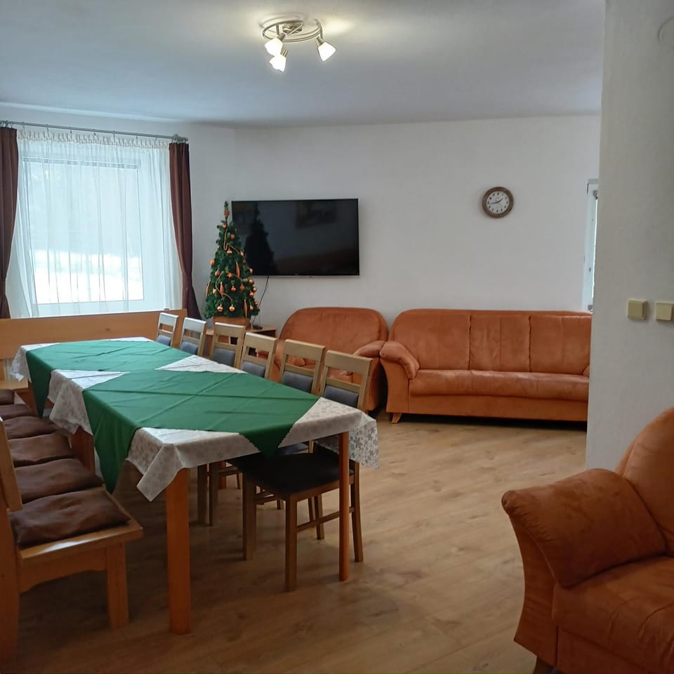 Communal lounge/ TV room, TV and multimedia, Living room, Seating area, Dining area