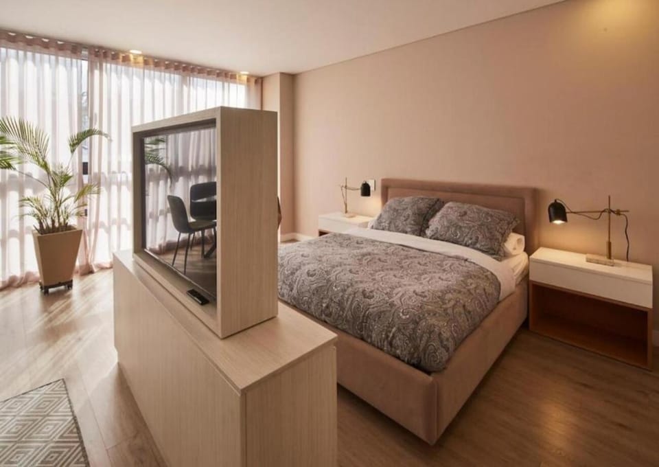 Bed, TV and multimedia, Photo of the whole room, Bedroom