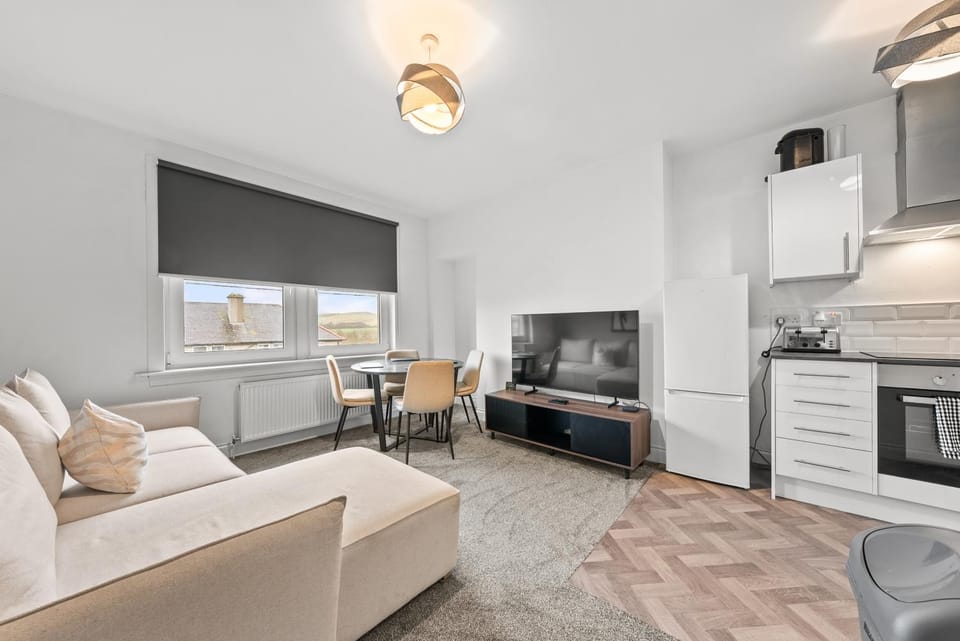 Communal lounge/ TV room, TV and multimedia, Living room, Dining area