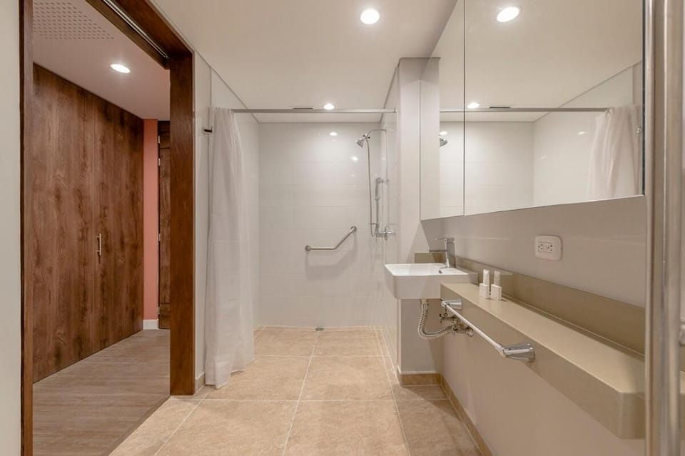 Shower, Toilet, Bathroom, towels