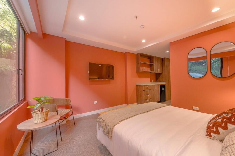 Bed, TV and multimedia, Photo of the whole room, Bedroom