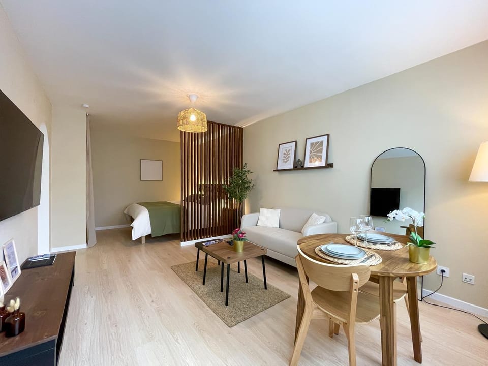 TV and multimedia, Living room, Seating area, Dining area