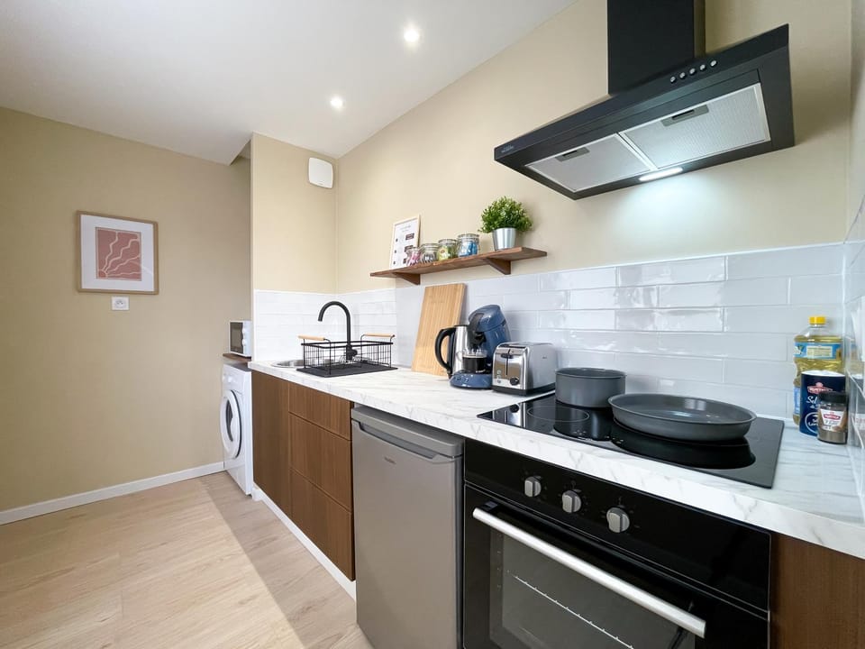 Coffee/tea facilities, Kitchen or kitchenette, stove, toaster