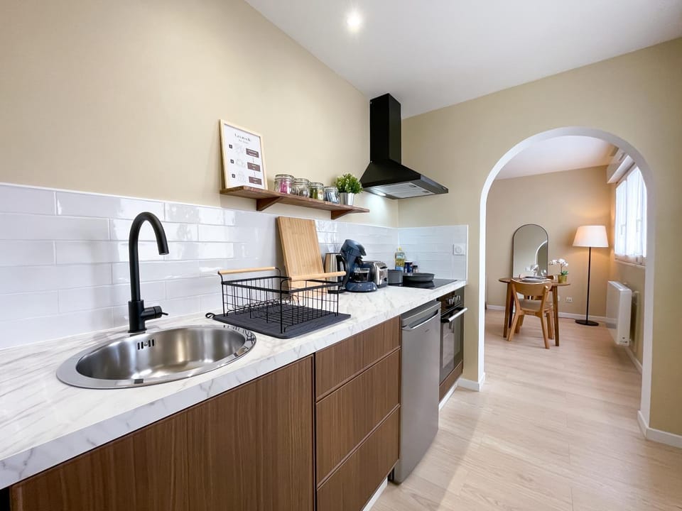 Kitchen or kitchenette, Dining area, stove