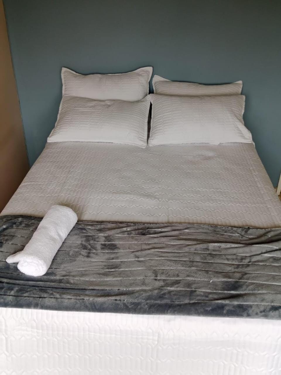 Bed, towels
