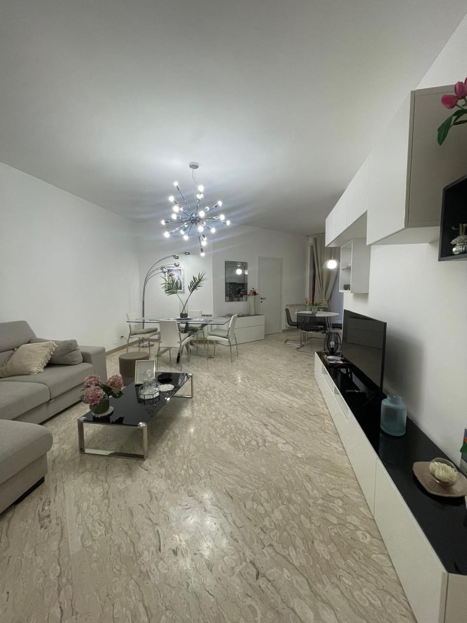 TV and multimedia, Kitchen or kitchenette, Living room, Seating area