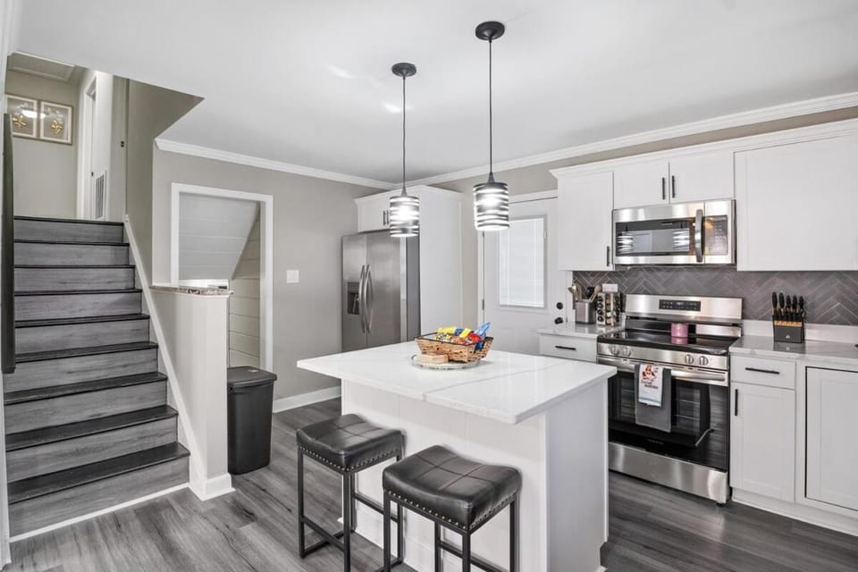 Kitchen or kitchenette, Dining area, microwave, oven, stove