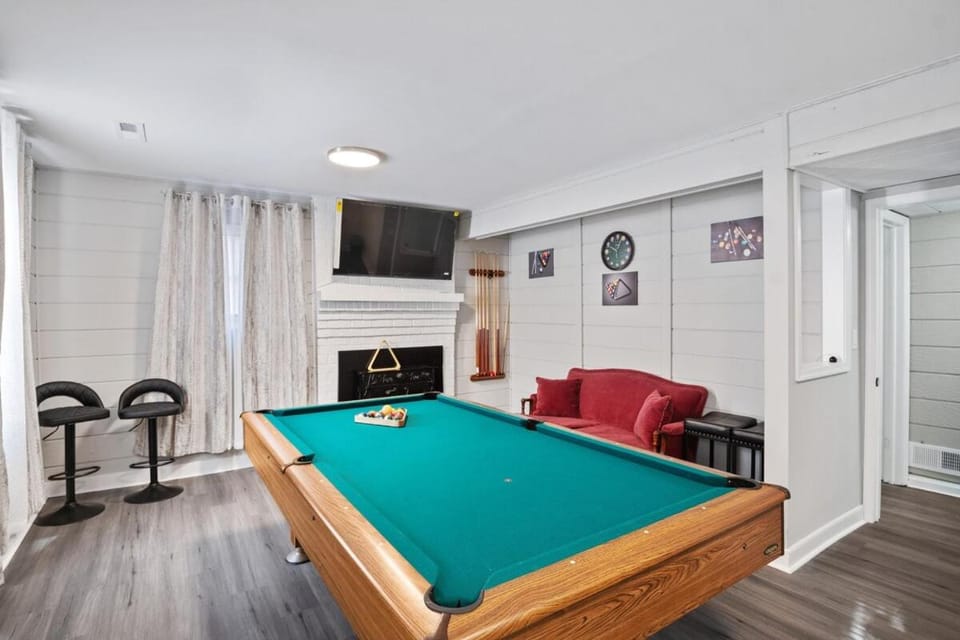 Billiard, Game Room, TV and multimedia, Living room, Seating area, Evening entertainment