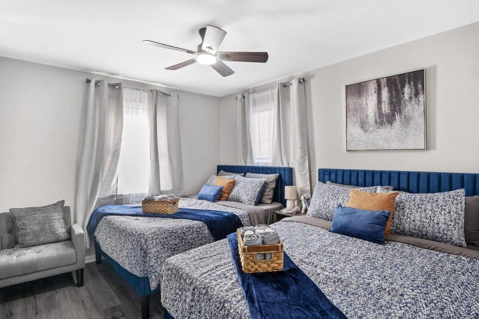 Bed, Photo of the whole room, Seating area, towels