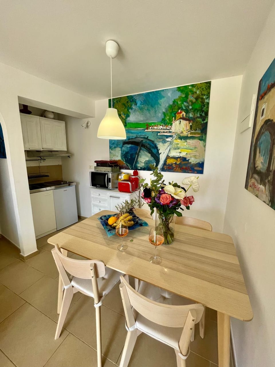 Kitchen or kitchenette, Dining area