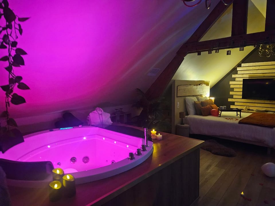 Bed, Night, Hot Tub, Spa and wellness centre/facilities, Bedroom